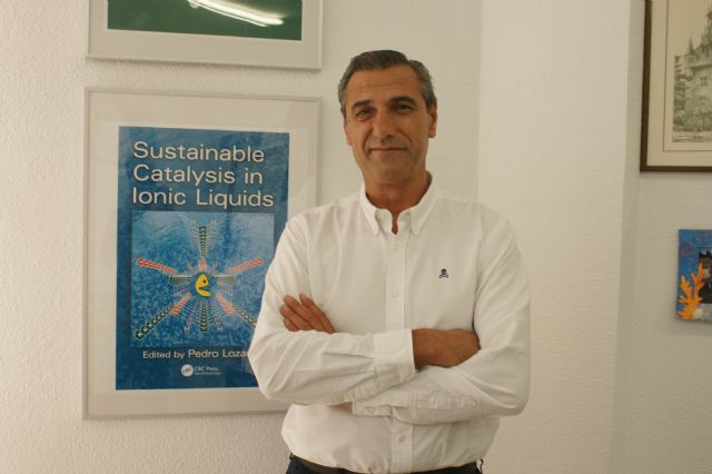 El catedrático de la UMU Pedro Lozano edita un libro con los últimos avances sobre química sostenible - 1, Foto 1