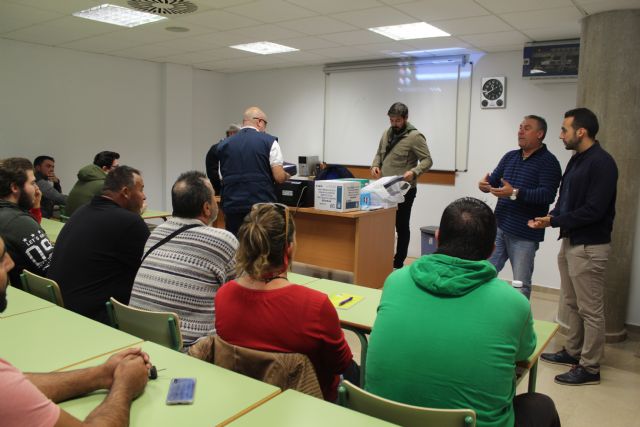 Los ediles de Pesca y Desarrollo Económico y Formación inauguran el curso de Formación Básica en Seguridad Marítima - 1, Foto 1