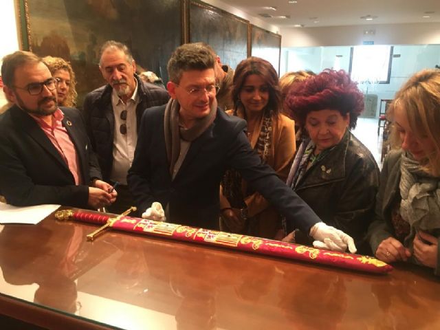 La Federación de San Clemente estrena en el desfile de la Historia medieval una réplica, bordada a mano, de la vaina de ceremonia de los Reyes Católicos - 1, Foto 1