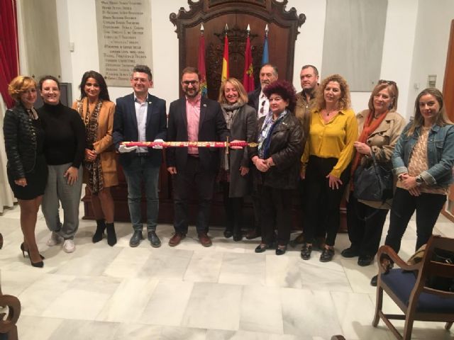 La Federación de San Clemente estrena en el desfile de la Historia medieval una réplica, bordada a mano, de la vaina de ceremonia de los Reyes Católicos - 2, Foto 2