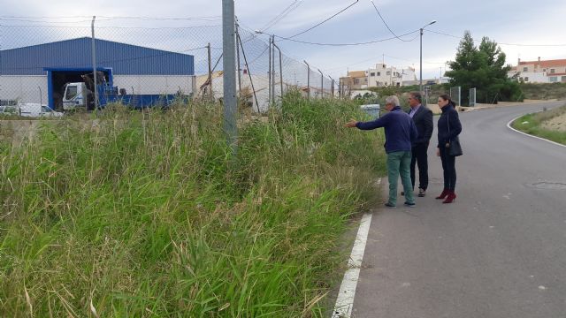 El PP se une a los vecinos de la zona para reclamar al Ayuntamiento la limpieza y desbroce urgente de las cunetas del camino Carretas, en la diputación de Río - 1, Foto 1