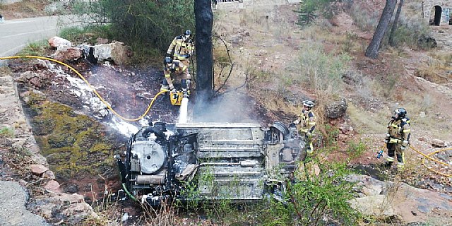 Se incendia un vehículo tras un accidente de tráfico ocurrido en Los Teatinos (Algezares) - 1, Foto 1