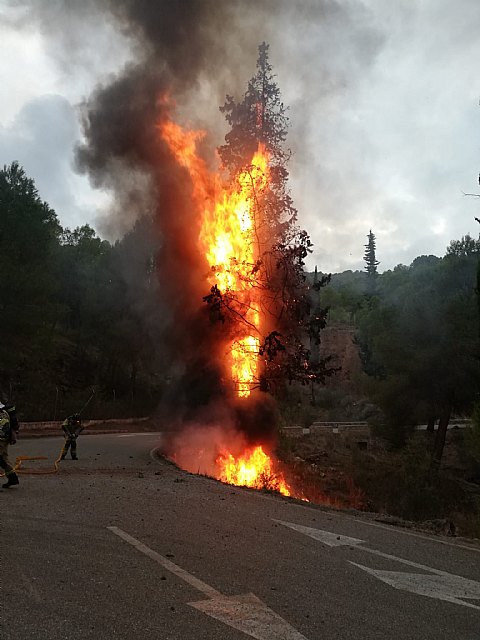Se incendia un vehículo tras un accidente de tráfico ocurrido en Los Teatinos (Algezares) - 2, Foto 2