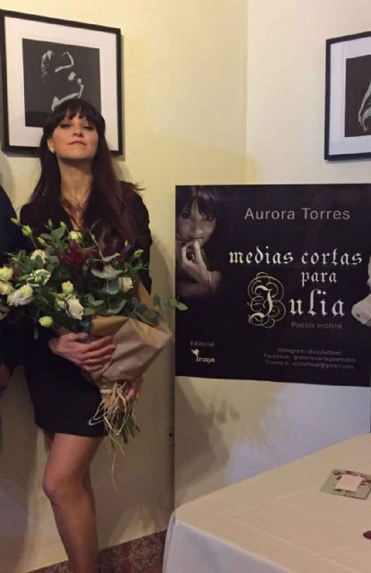 La artista plástica y escritora, Aurora Torres, presenta su último libro de poesías. “Medias Cortas Para Julia” - 1, Foto 1