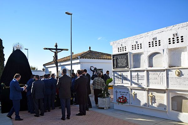 Traslado de los titulares de la Hermandad de la Vera-cruz de Alcalá del Río al cementerio de San Antonio - 2, Foto 2