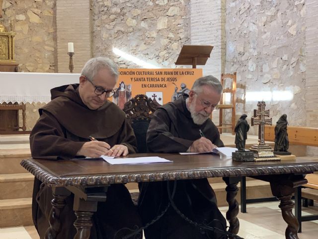 La asociación caravaqueña Místicos recibe una biblioteca de más de 65.000 volúmenes - 1, Foto 1