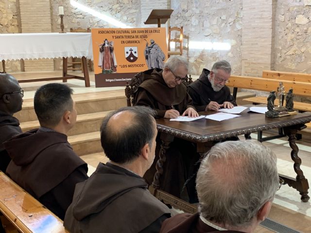 La asociación caravaqueña Místicos recibe una biblioteca de más de 65.000 volúmenes - 2, Foto 2