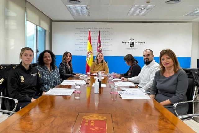 El taxista Juan López, el IES José Ibáñez Martín de Lorca y la presidenta de las Amas de Casa de Cehegín reciben las distinciones 25N - 1, Foto 1