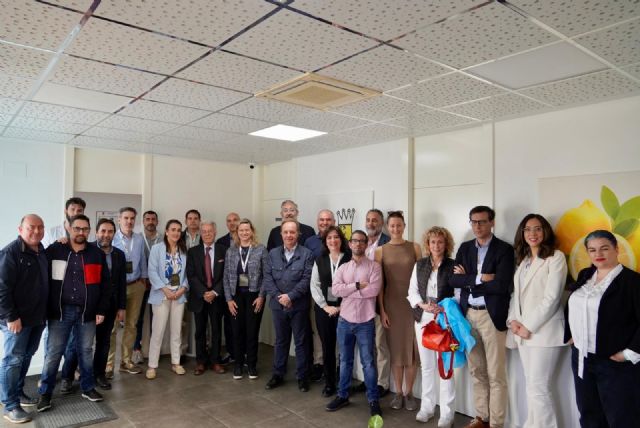 Santomera muestra a la Comisión Europea el sistema de procesado de cítricos para la obtención de aceite esencial - 1, Foto 1