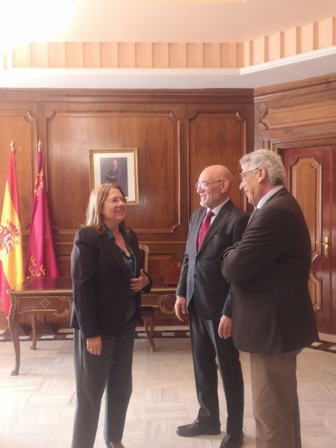 La presidenta de la Asamblea recibe al director de la Real Academia de Bellas Artes - 1, Foto 1