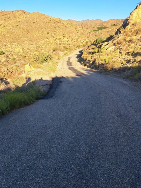 El Ayuntamiento desarrolla trabajos de mantenimiento y parcheo en distintos caminos rurales de la localidad - 1, Foto 1