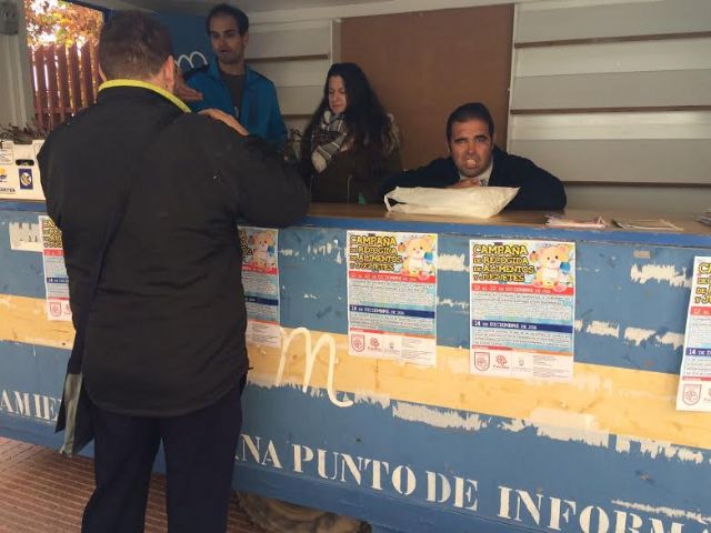 Usuarios de los centros de día con discapacidad de Totana realizan una recogida de juguetes y alimentos no perecederos en el mercadillo semanal, Foto 7