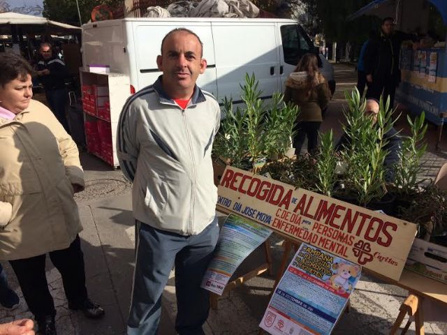 Usuarios de los centros de día con discapacidad de Totana realizan una recogida de juguetes y alimentos no perecederos en el mercadillo semanal, Foto 8