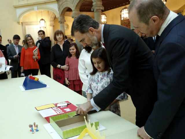 La niña Ana Tárraga, ganadora regional del concurso Qué es un rey para ti explicó al Rey su trabajo - 1, Foto 1