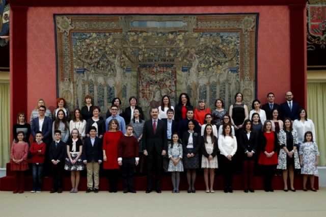 La niña Ana Tárraga, ganadora regional del concurso Qué es un rey para ti explicó al Rey su trabajo - 2, Foto 2
