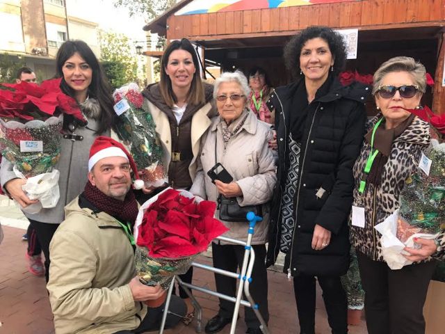 La Asociación Alzheimer Lorca recauda fondos para sus actividades a través de la venta solidaria de más de 600 flores de Pascua - 1, Foto 1