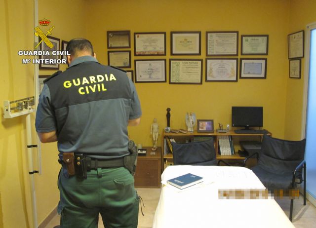 La Guardia Civil investiga a dos personas por realizar terapias alternativas sin titulación - 1, Foto 1