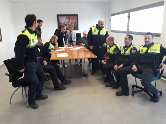 Agentes de la Policía Local de Lorca detienen a una persona tras a persecución después haber sustraído diversas prendas de ropa en  comercio de la Avenida Juan Carlos I - 1, Foto 1