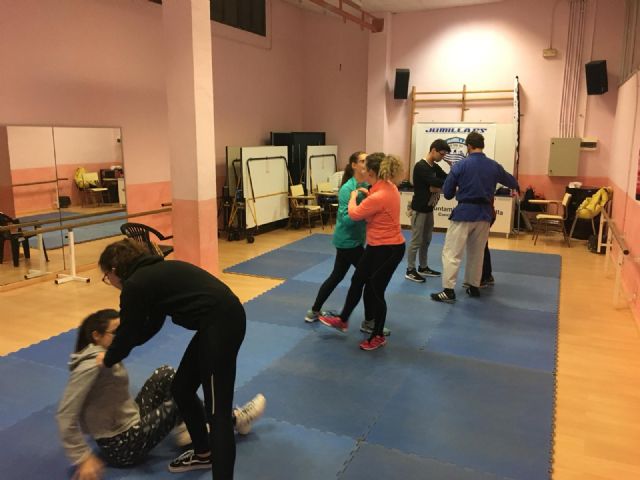 En marcha el curso de defensa personal de la Concejalía de Juventud - 1, Foto 1