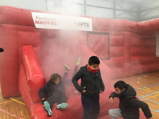 Cientos de niños pasan por un simulacro de fuego en un inmueble, en el Parque de la Prevención - 2, Foto 2