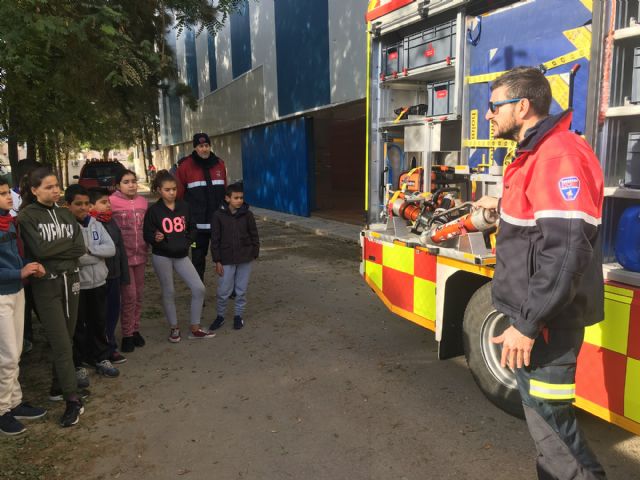 Cientos de niños pasan por un simulacro de fuego en un inmueble, en el Parque de la Prevención - 3, Foto 3