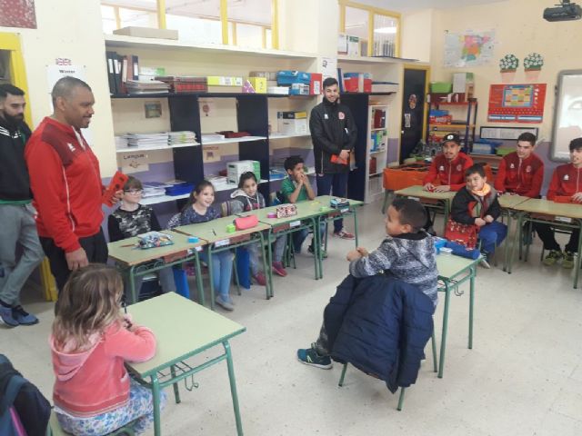 El fútbol sala vuelve a acercar el deporte de élite a jóvenes estudiantes del municipio - 1, Foto 1