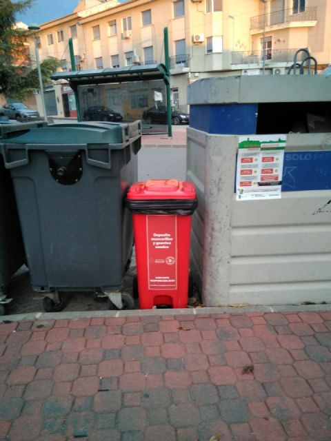 RECICLOS anima a los bullenses a seguir reciclando con un árbol de Navidad hecho con latas y botellas de plástico - 2, Foto 2