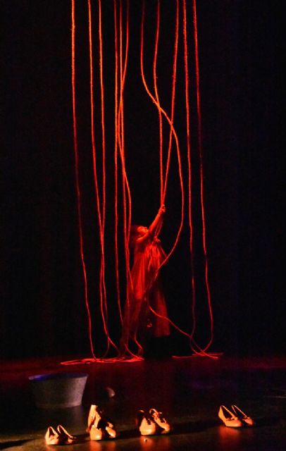 El poder y el valor de la mujer fueron representados en el Auditorio Municipal de Calasparra con la obra “GALERNA” - 3, Foto 3