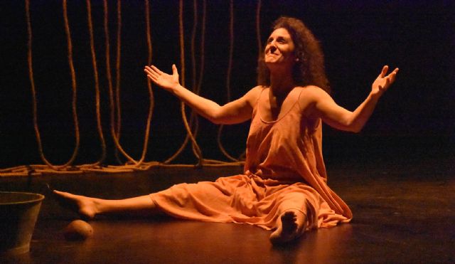 El poder y el valor de la mujer fueron representados en el Auditorio Municipal de Calasparra con la obra “GALERNA” - 5, Foto 5