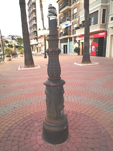 El PP califica de monumento al desgobierno la farola de la Plaza Mayor de las Torres de Cotillas - 1, Foto 1