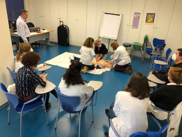 Los equipos de Atención Primaria del centro de Salud Totana Sur reciben formación en reanimación cardiopulmonar, Foto 1