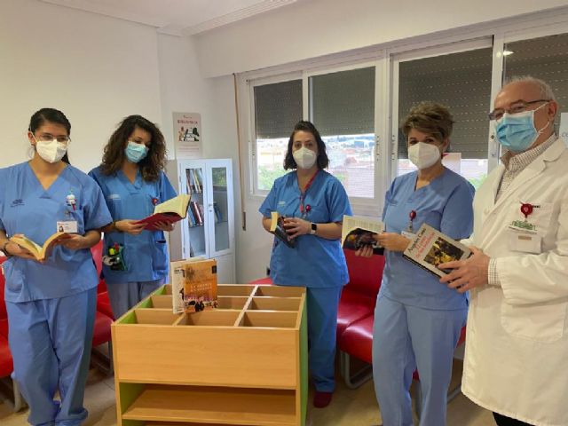 Ribera Hospital de Molina crea una biblioteca para pacientes y familiares gracias a la donación de fondos de la biblioteca municipal Salvador García Aguilar - 3, Foto 3
