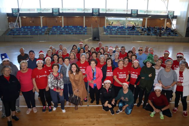 La alcaldesa y la presidenta del Centro de la Tercera Edad visitan a los participantes en el curso de Gerontogimnasia - 1, Foto 1