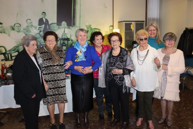 Las Amas de Casa celebran la Navidad junto a sus socias de mayor edad, con sorteos y villancicos - 1, Foto 1