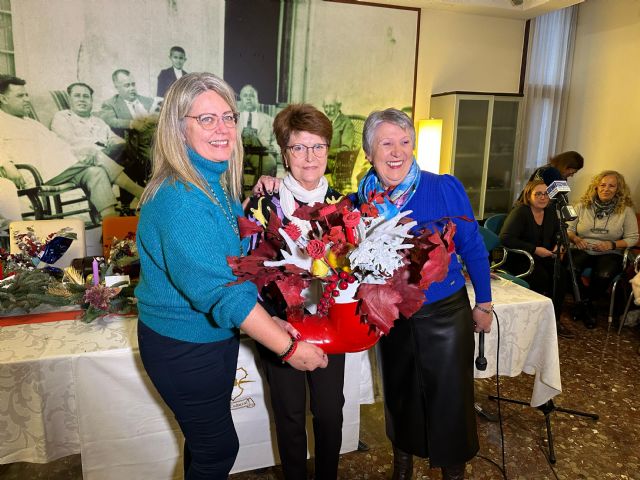 Las Amas de Casa celebran la Navidad junto a sus socias de mayor edad, con sorteos y villancicos - 2, Foto 2