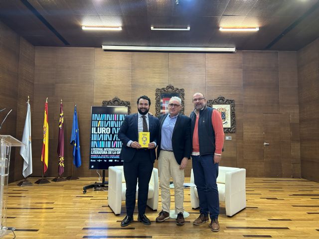 Jordi Sierra i Fabra, galardonado con el I Trofeo ILURO por su trayectoria en la literatura - 1, Foto 1