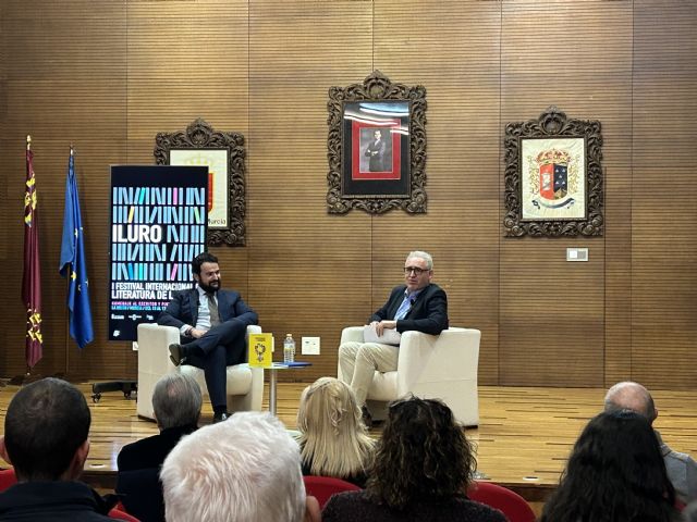 Jordi Sierra i Fabra, galardonado con el I Trofeo ILURO por su trayectoria en la literatura - 2, Foto 2