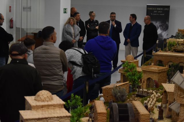 El belén municipal de pinzas vuelve a convertirse en el corazón de la Navidad torre&ntilde;a - 2, Foto 2