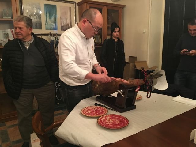 El cortador chino de jamón, Yafei Wang, visita Jumilla para acercar productos murcianos a la gastronomía de su país - 1, Foto 1