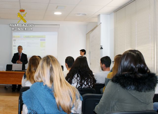 La Guardia Civil recibe la visita de alumnos y profesores del grado de Criminología de la UCAM - 1, Foto 1