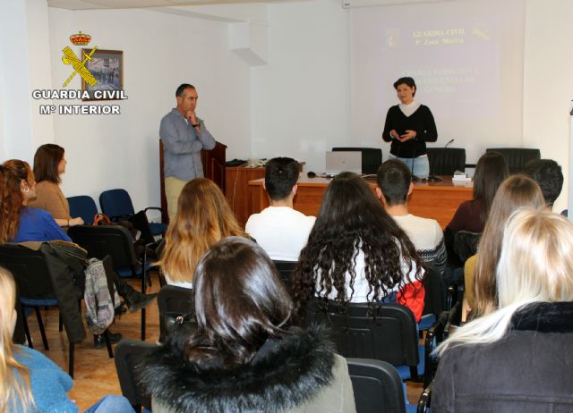 La Guardia Civil recibe la visita de alumnos y profesores del grado de Criminología de la UCAM - 2, Foto 2