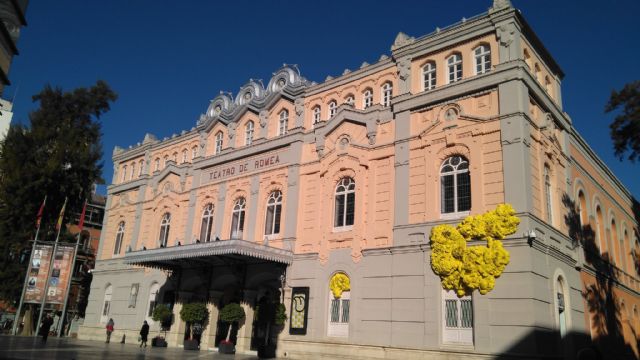 HUERMUR denuncia ante Cultura la estridente y distorsionante instalación colocada en la fachada del Teatro Romea de Murcia, monumento BIC - 1, Foto 1