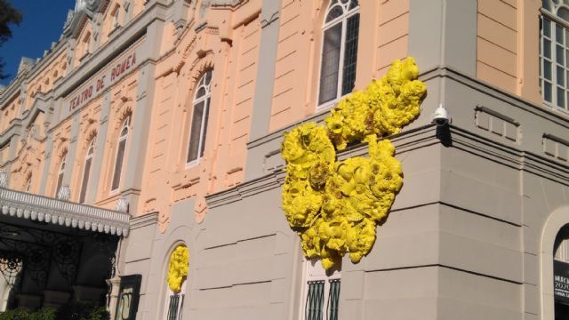 HUERMUR denuncia ante Cultura la estridente y distorsionante instalación colocada en la fachada del Teatro Romea de Murcia, monumento BIC - 2, Foto 2