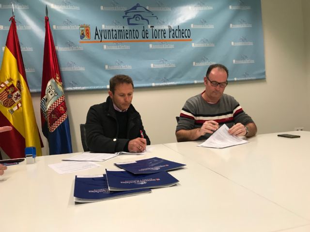 El Ayuntamiento y la Asociación Agrupación Musical de Rondalla Ntra. Sra. del Rosario firman un convenio de colaboración - 3, Foto 3