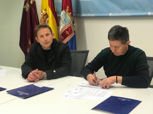 El Ayuntamiento firma convenio de colaboración con la Asociación Grupo de Coros y Danzas Virgen del Rosario. - 1, Foto 1