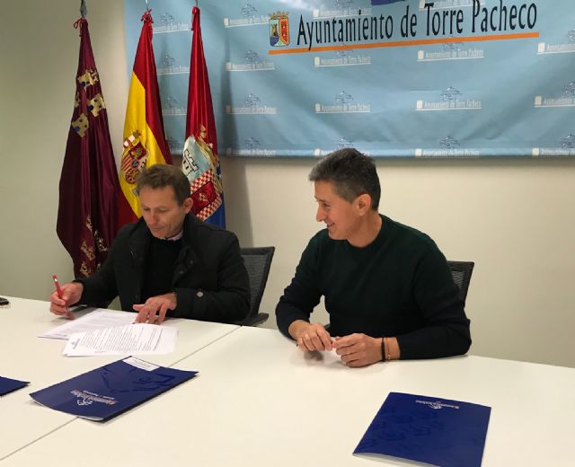 El Ayuntamiento firma convenio de colaboración con la Asociación Grupo de Coros y Danzas Virgen del Rosario. - 2, Foto 2