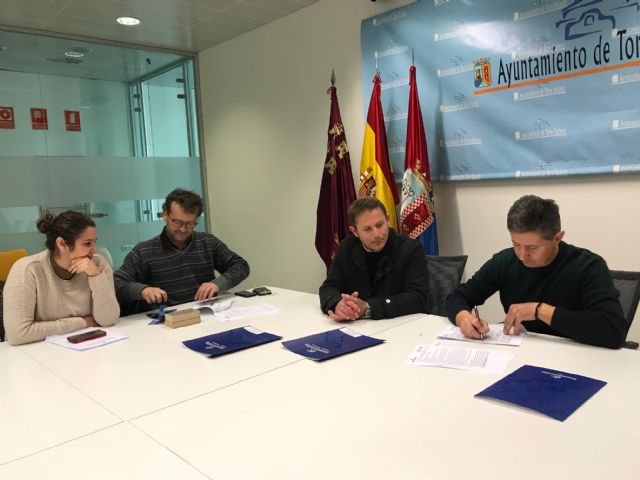 El Ayuntamiento firma convenio de colaboración con la Asociación Grupo de Coros y Danzas Virgen del Rosario. - 3, Foto 3