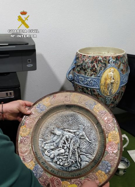 La Guardia Civil detiene a dos experimentados delincuentes por el robo de cerca de 400 piezas de porcelana de los siglos XVIII y XIX - 1, Foto 1