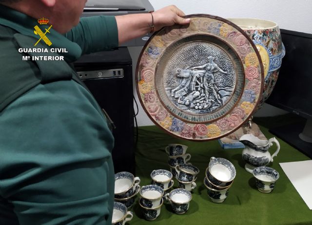 La Guardia Civil detiene a dos experimentados delincuentes por el robo de cerca de 400 piezas de porcelana de los siglos XVIII y XIX - 2, Foto 2