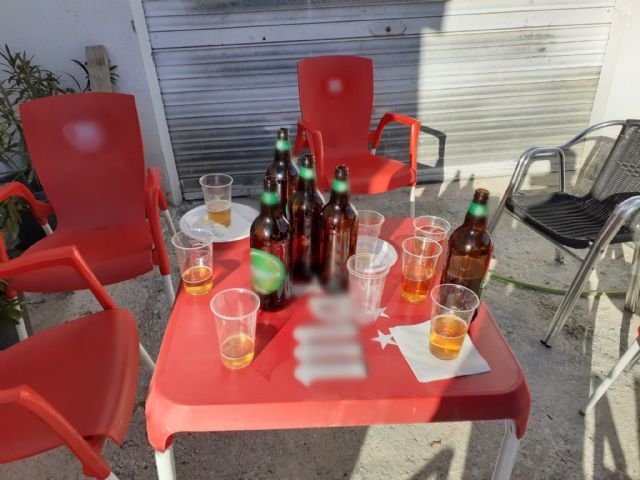 La Policía Local sanciona a siete personas que se encontraban consumiendo alcohol en la puerta de un local que lo había servido de manera ilegal - 1, Foto 1